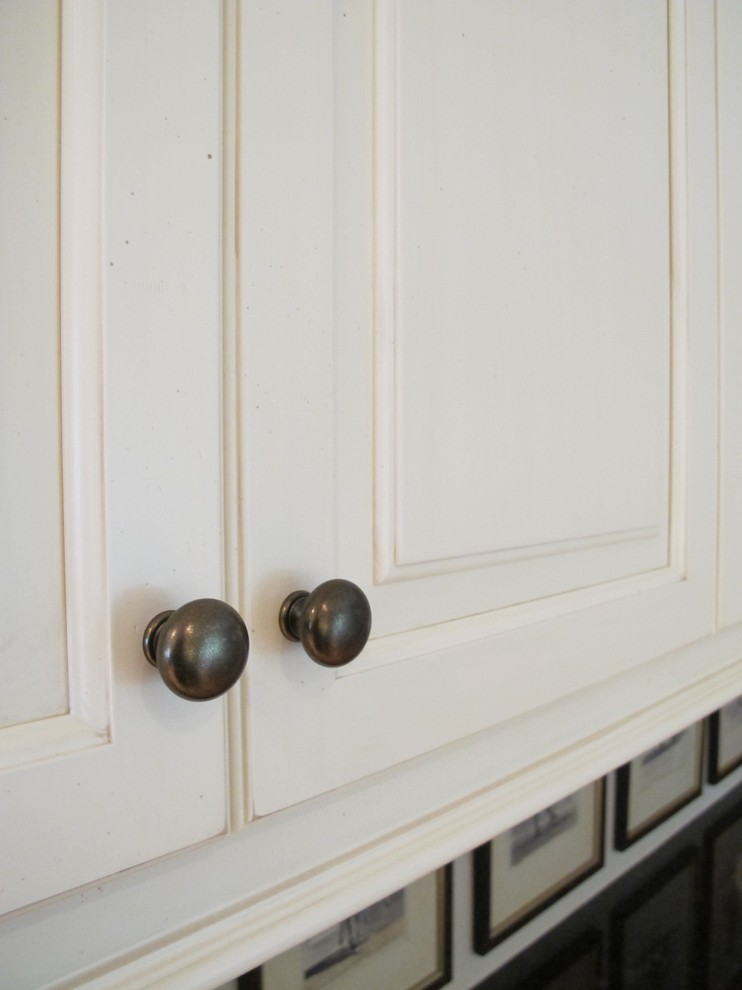Example of a mid-sized transitional kitchen design in Chicago