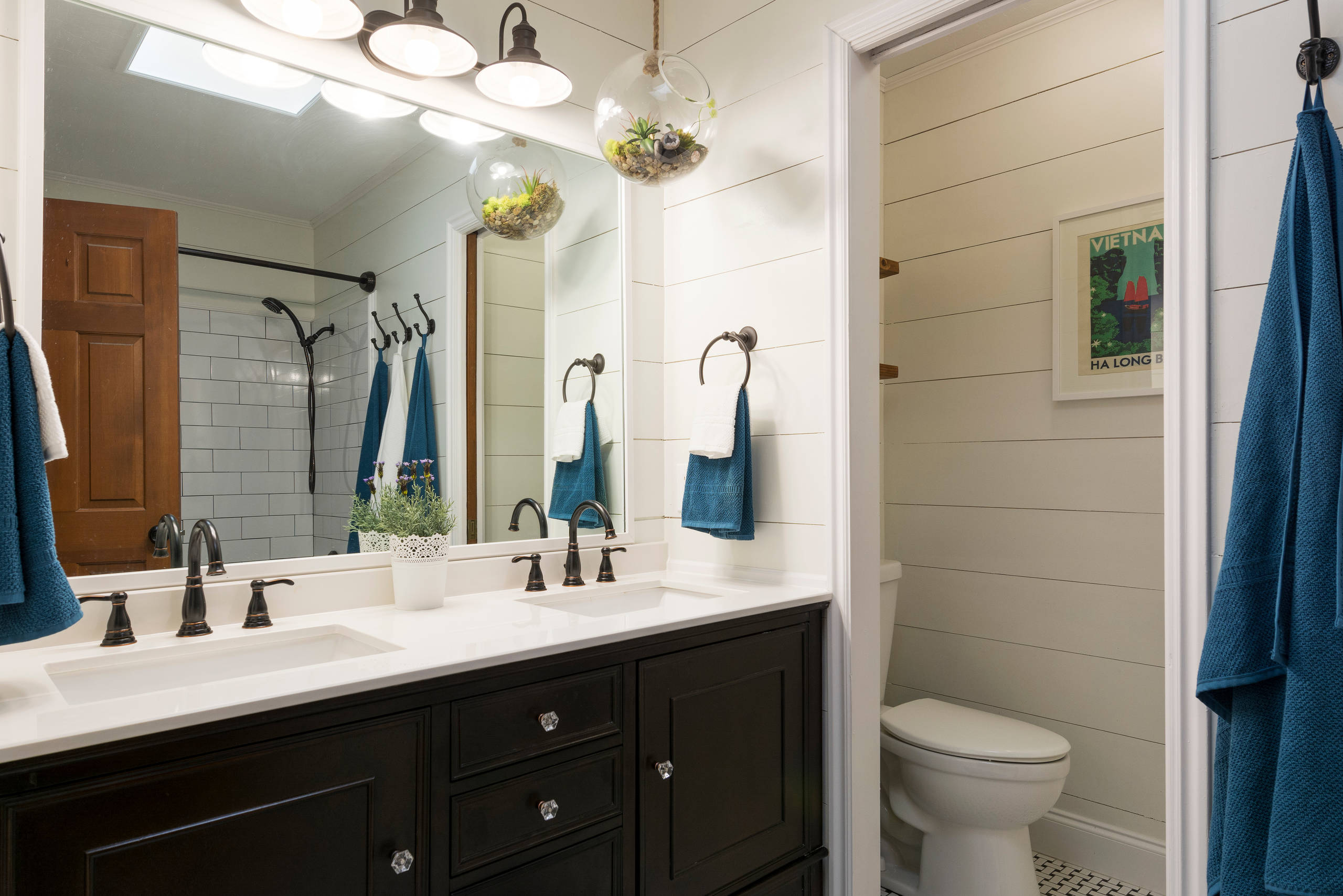 Before and After: 9 Small-Bathroom Makeovers That Wow, image size:2560x1708