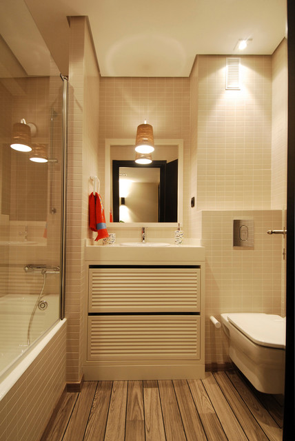 Cuarto de ba&ntilde;o en tonos claros modern-badezimmer