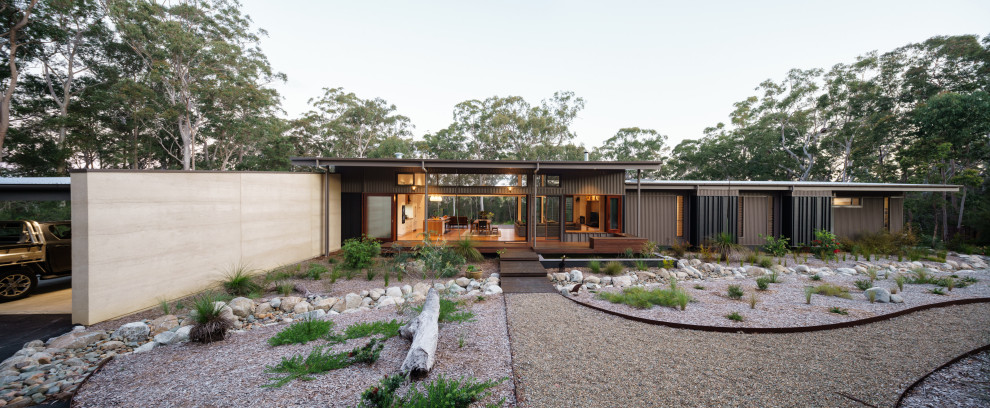 Einstöckiges Industrial Haus mit grauer Fassadenfarbe und Flachdach in Sunshine Coast