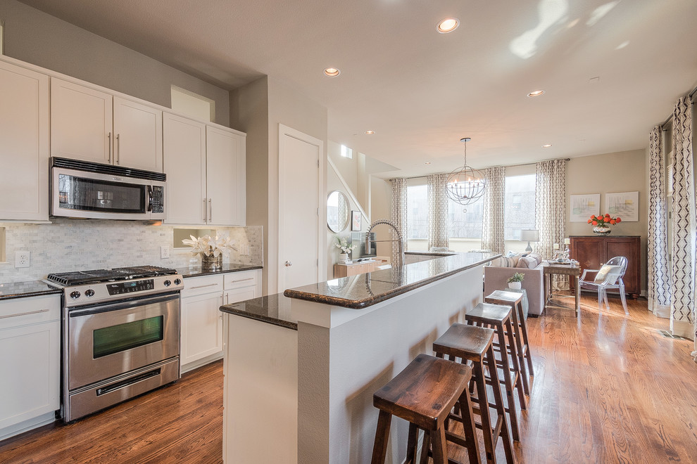 Transitional kitchen photo in Dallas