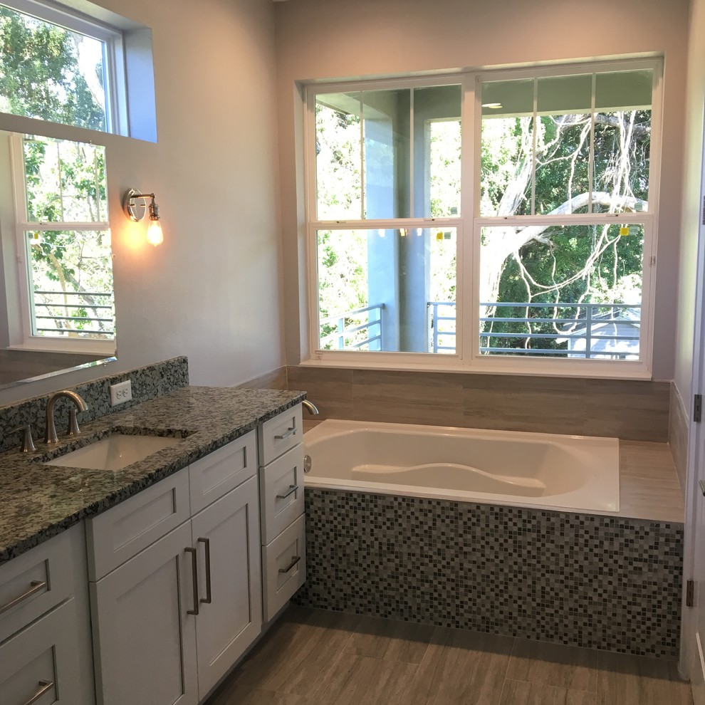Inspiration for a transitional bathroom remodel in Orlando