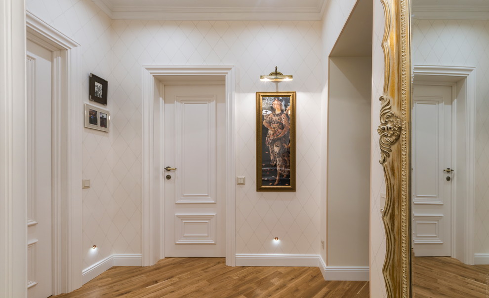Design ideas for a transitional entryway in Moscow.
