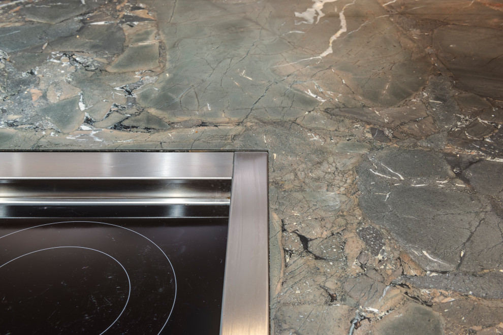 Elegante Steinoptik und matt schimmerndes Chrom Kitchen Hamburg by Ellerbrock "Bad und