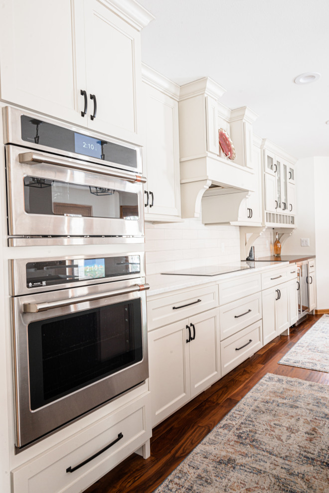 Kitchen - transitional kitchen idea