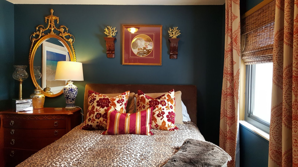 Kleines Klassisches Gästezimmer mit blauer Wandfarbe und braunem Holzboden in Kansas City