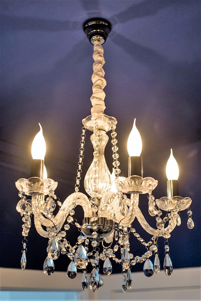 Kleiner Eklektischer Flur mit blauer Wandfarbe, Teppichboden und schwarzem Boden in Berlin