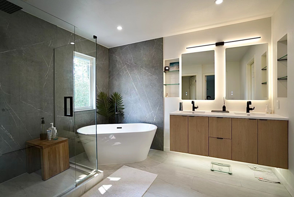 Modelo de cuarto de baño minimalista de tamaño medio con armarios con paneles lisos, puertas de armario blancas, suelo de madera clara, suelo beige y bandeja