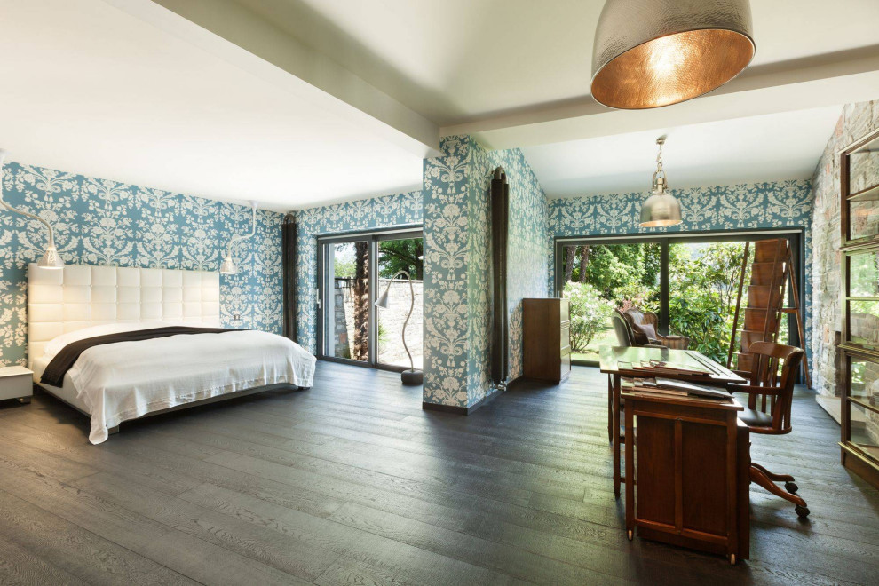 Großes Eklektisches Hauptschlafzimmer ohne Kamin mit blauer Wandfarbe, braunem Holzboden, braunem Boden und gewölbter Decke in Phoenix