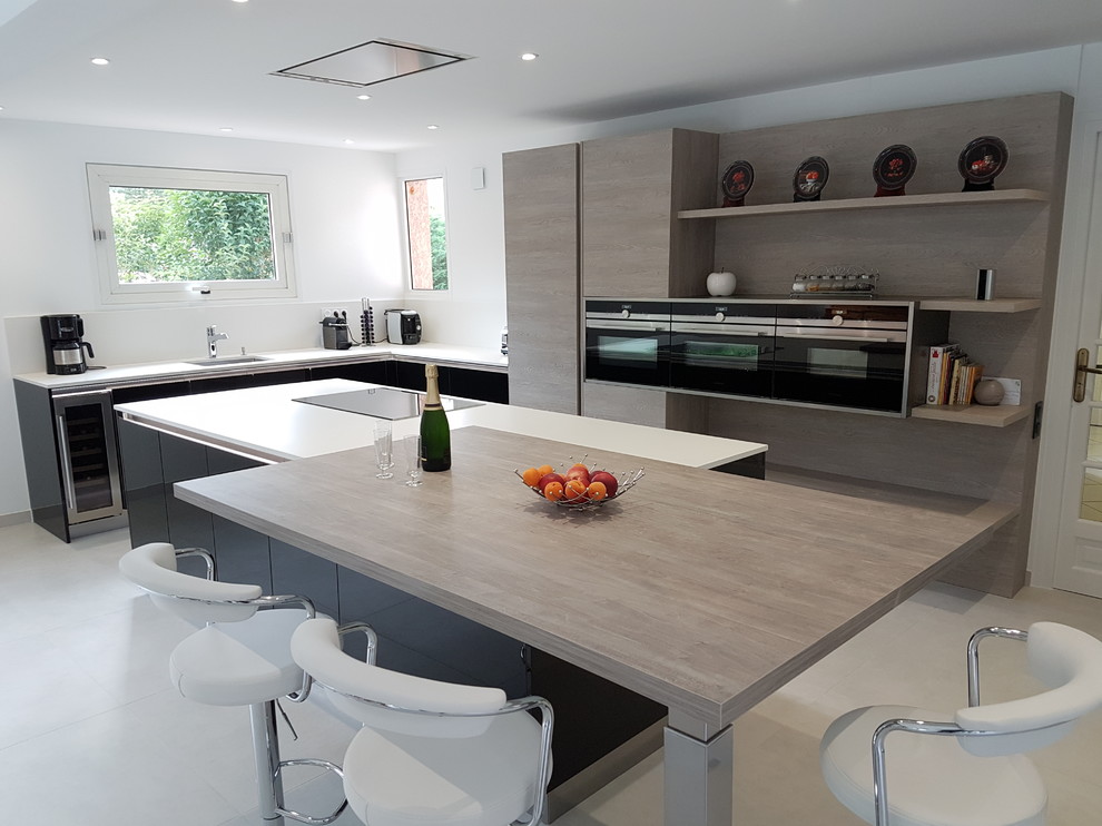 Design ideas for a contemporary kitchen in Toulouse.