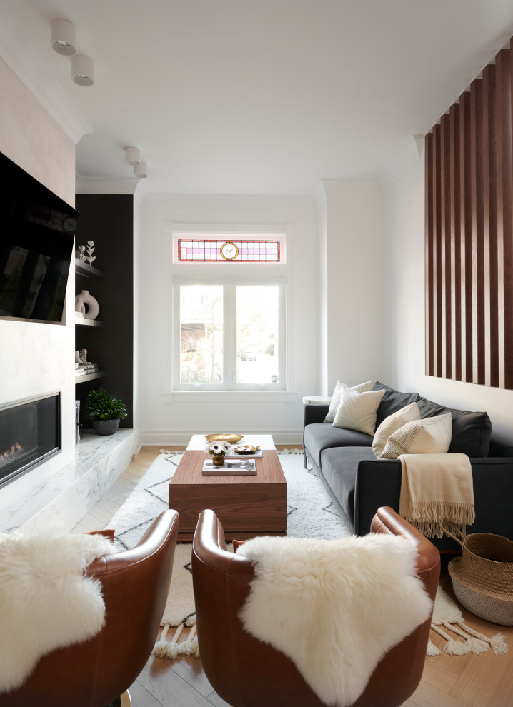 Modelo de salón cerrado contemporáneo pequeño con paredes blancas, suelo de madera clara, chimenea lineal, marco de chimenea de piedra y suelo blanco