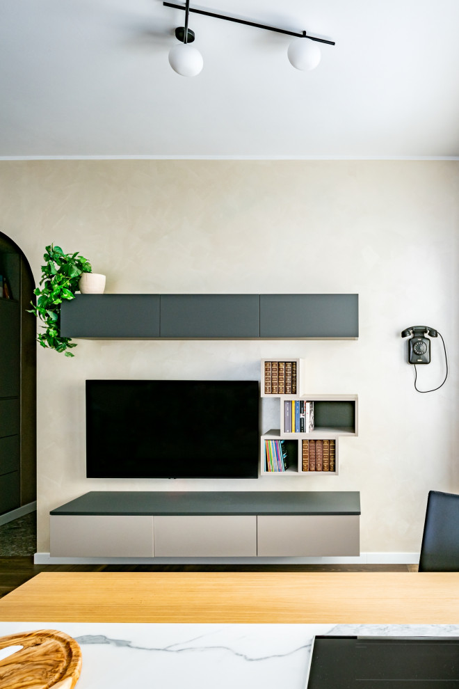 Exempel på ett mellanstort modernt allrum med öppen planlösning, med beige väggar, klinkergolv i porslin, en väggmonterad TV och brunt golv