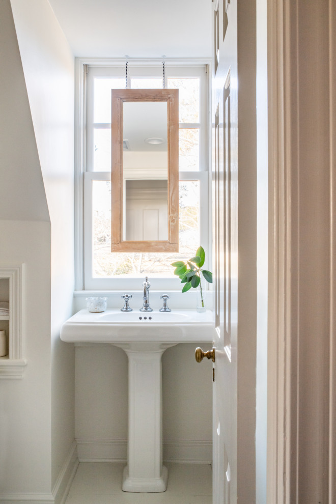 Esempio di un piccolo bagno di servizio chic con pareti bianche, pavimento con piastrelle in ceramica, lavabo a consolle, pavimento beige e mobile bagno freestanding