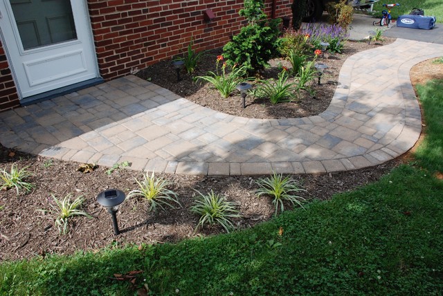 Hardscape's american-traditional-garden
