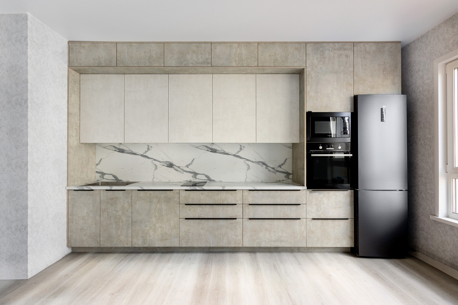 Широкая светлая кухня в современном лофт стиле с фасадами под камень