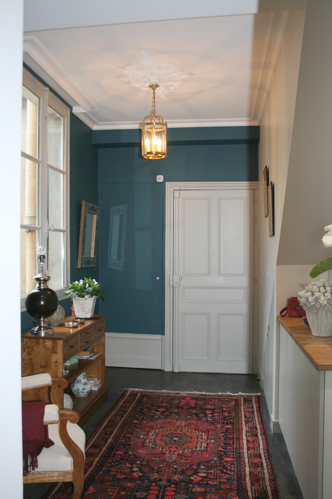 This is an example of a traditional entryway in Nantes with vinyl floors.