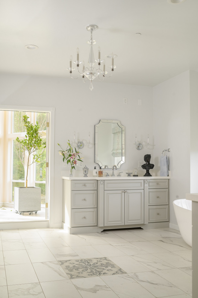 Свежая идея для дизайна: огромная главная ванная комната в классическом стиле с фасадами с выступающей филенкой, серыми фасадами, отдельно стоящей ванной, открытым душем, разноцветной плиткой, керамогранитной плиткой, серыми стенами, полом из мозаичной плитки, врезной раковиной, столешницей из искусственного кварца, разноцветным полом, открытым душем, белой столешницей, сиденьем для душа, тумбой под одну раковину и напольной тумбой - отличное фото интерьера