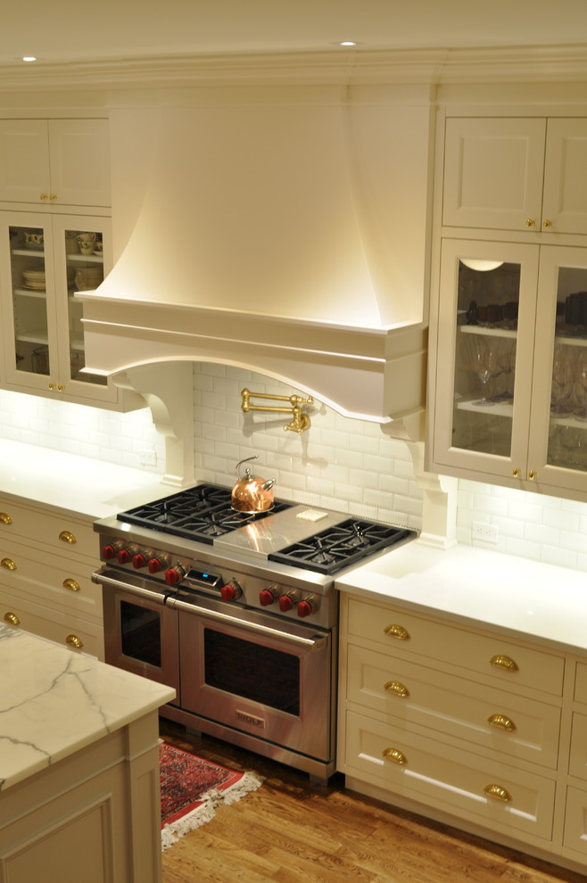 Transitional kitchen photo in Toronto