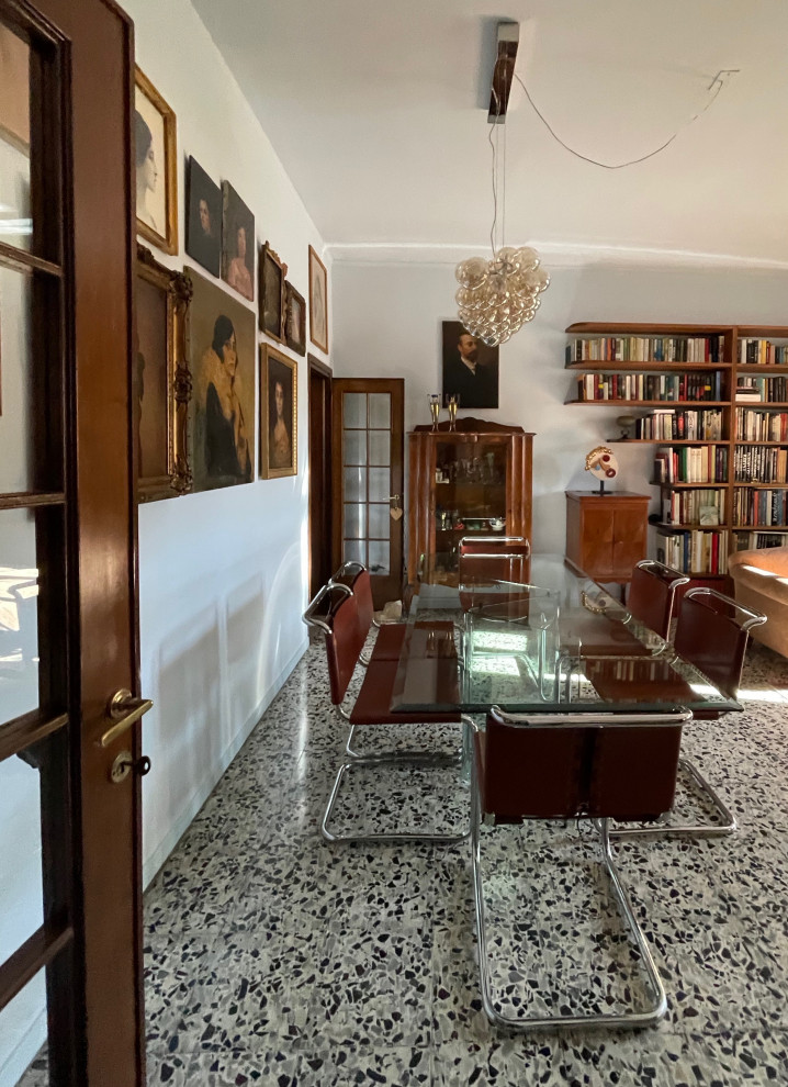Mittelgroße, Offene Stilmix Bibliothek mit grauer Wandfarbe, Betonboden, Eck-TV, grauem Boden und Wandpaneelen in Venedig
