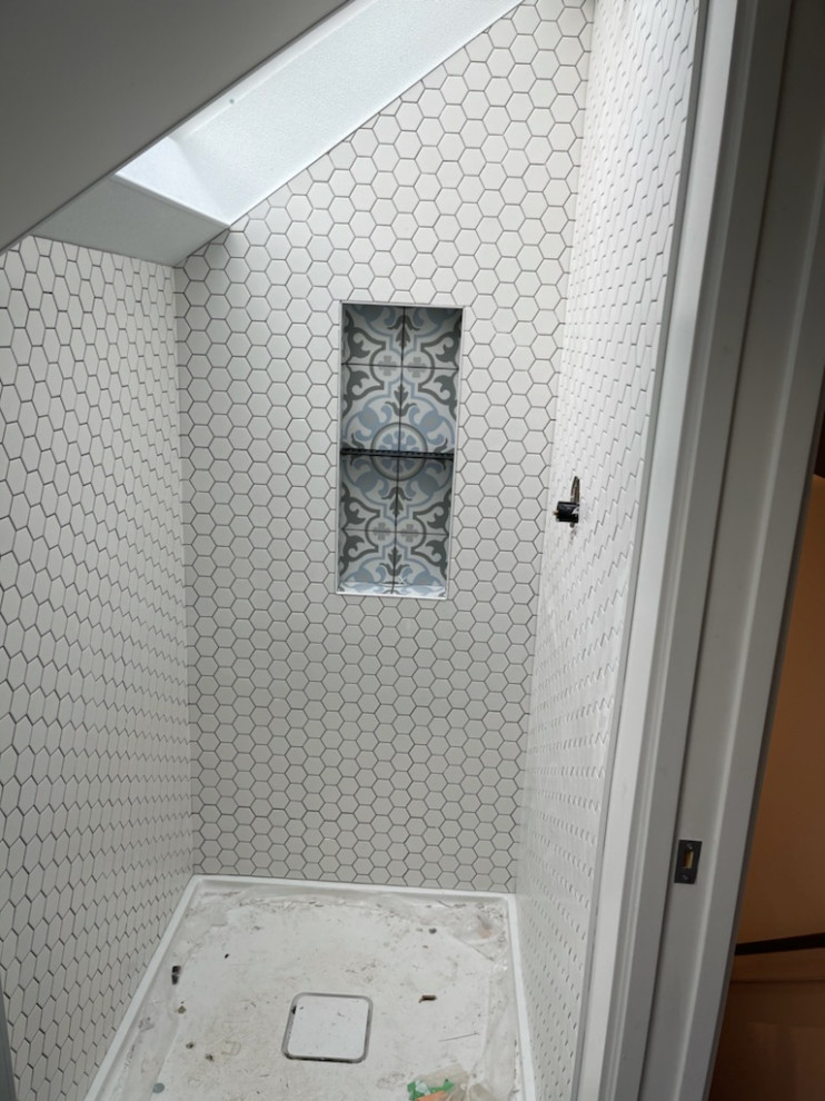 Inspiration för ett litet 60 tals badrum, med en dusch i en alkov