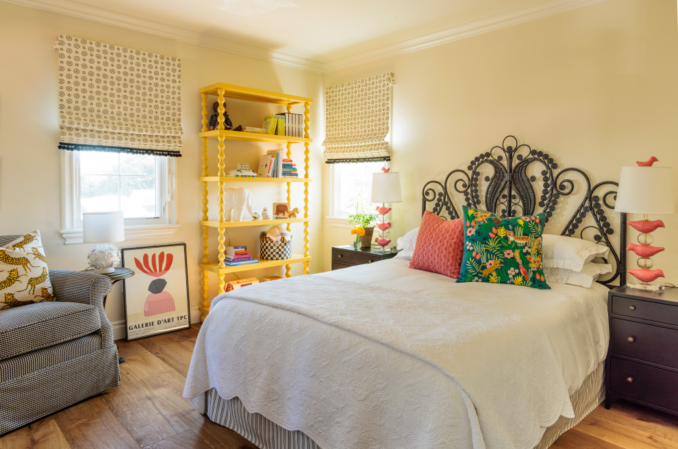 На фото: гостевая спальня среднего размера, (комната для гостей) в стиле фьюжн с бежевыми стенами