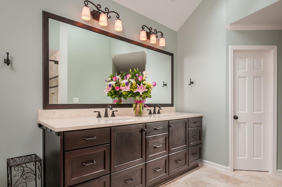 Example of a transitional home design design in Atlanta