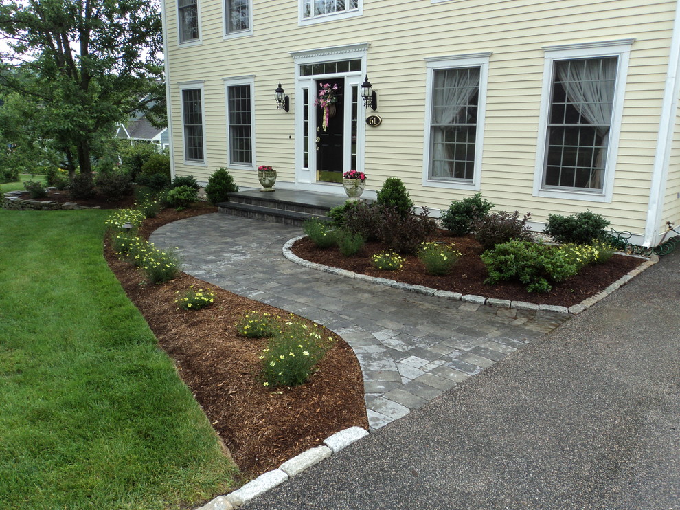 Photo of a traditional front yard garden in Bridgeport with natural stone pavers.
