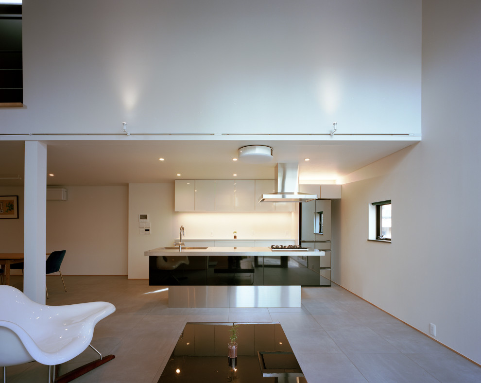 Idee per una cucina minimalista di medie dimensioni con ante a filo, ante bianche, pavimento in gres porcellanato e soffitto in carta da parati