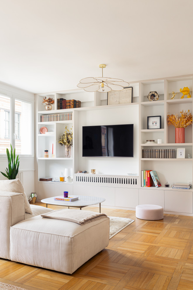 Idées déco pour un salon contemporain avec un mur blanc, un sol en bois brun, un téléviseur fixé au mur et un sol marron.