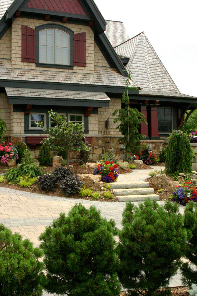 Идея дизайна: участок и сад среднего размера на переднем дворе в стиле модернизм с дорожками и покрытием из каменной брусчатки