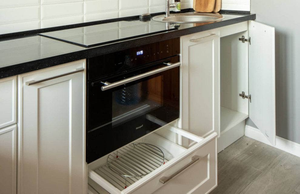 Кухня с витриной в белом цвете