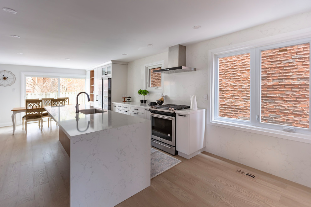 Example of a transitional kitchen design in Toronto