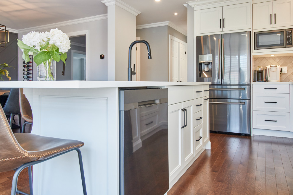 Kitchen - transitional kitchen idea in Toronto