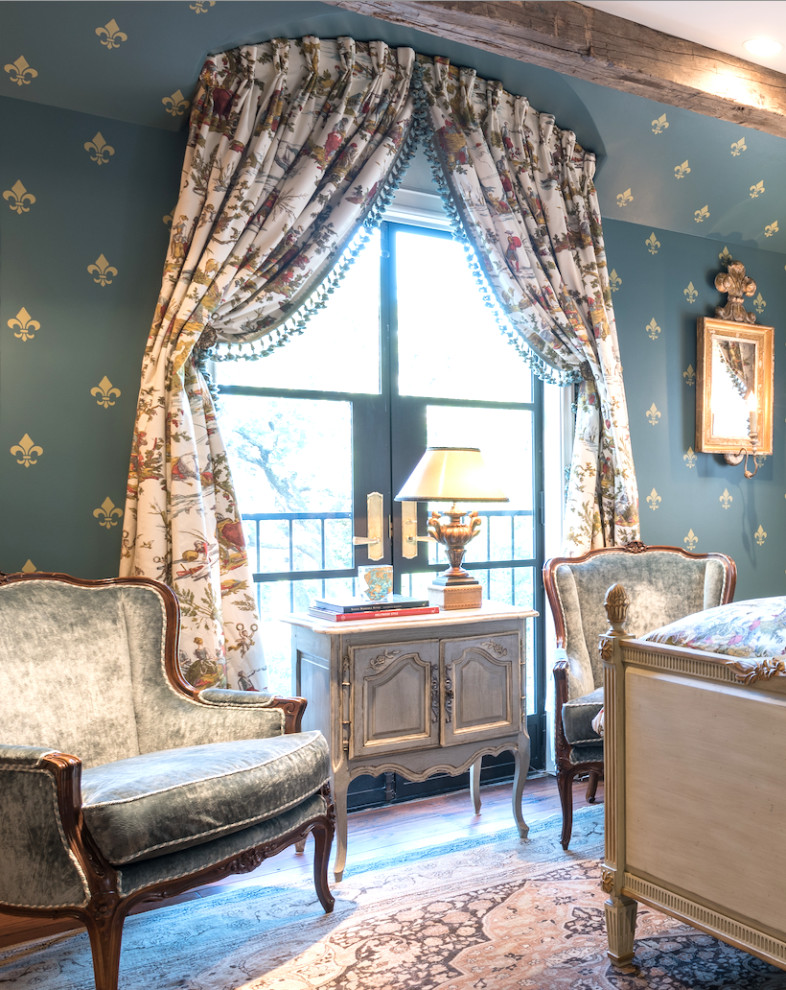 Immagine di una camera degli ospiti di medie dimensioni con pareti blu, parquet scuro, pavimento marrone e travi a vista