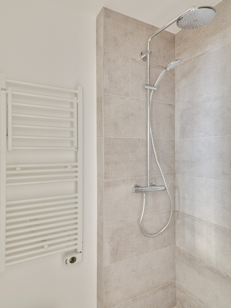 This is an example of a small contemporary 3/4 bathroom in Paris with a curbless shower.