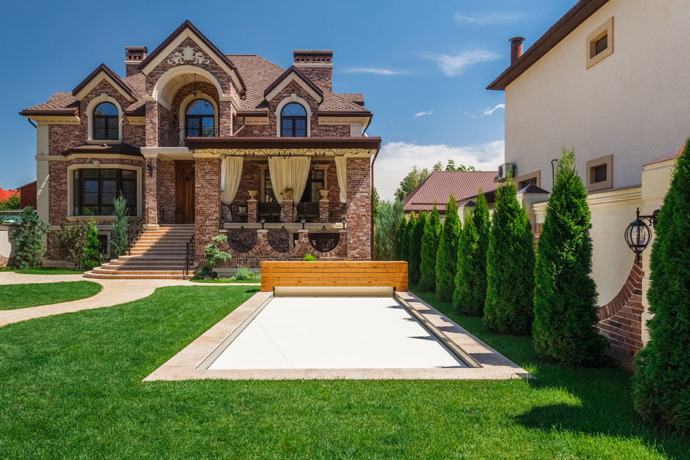 Роллетное покрытие для бассейна под декоративным деревянным коробом.