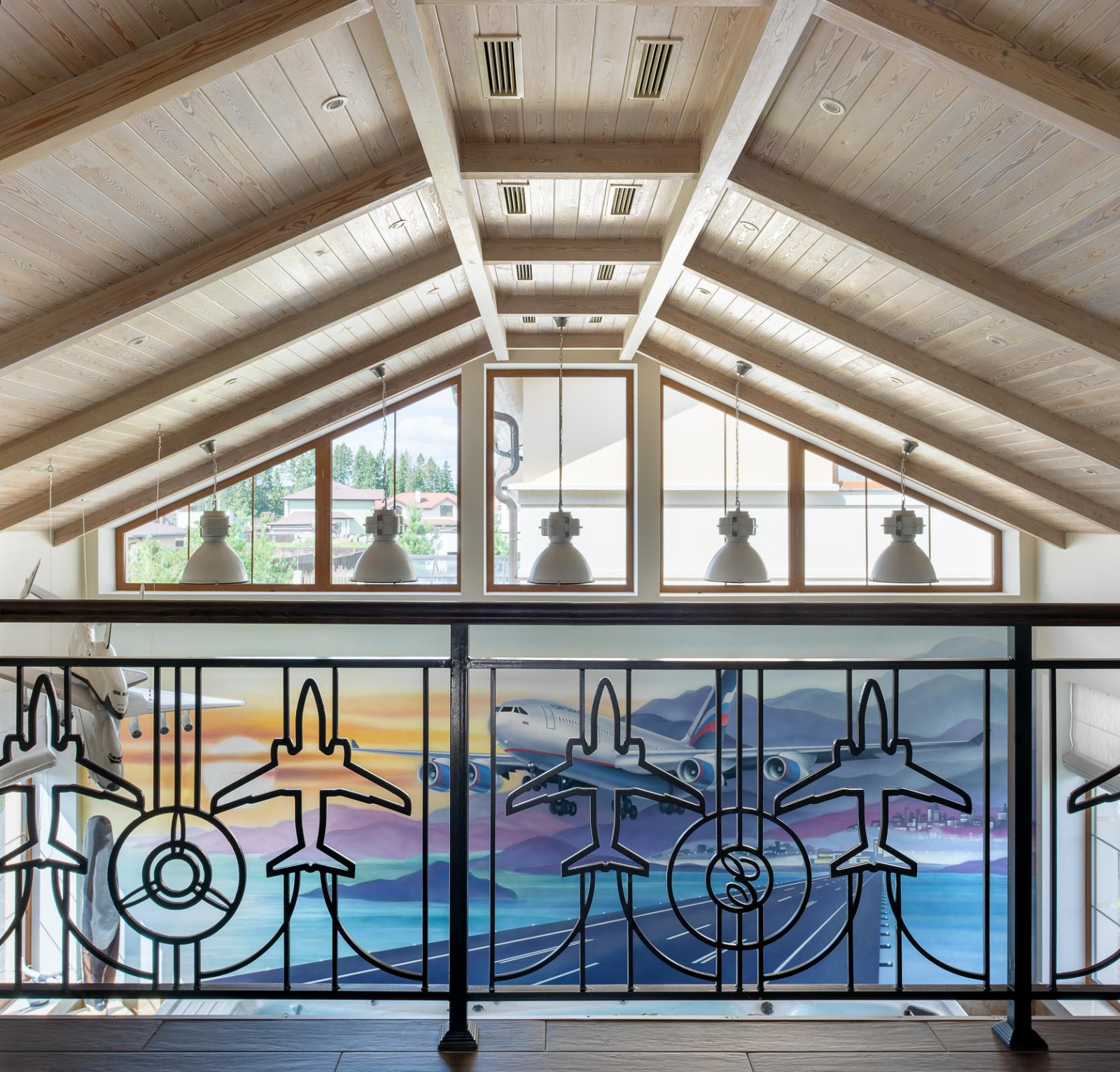 Вид с балкона на зал с бассейном