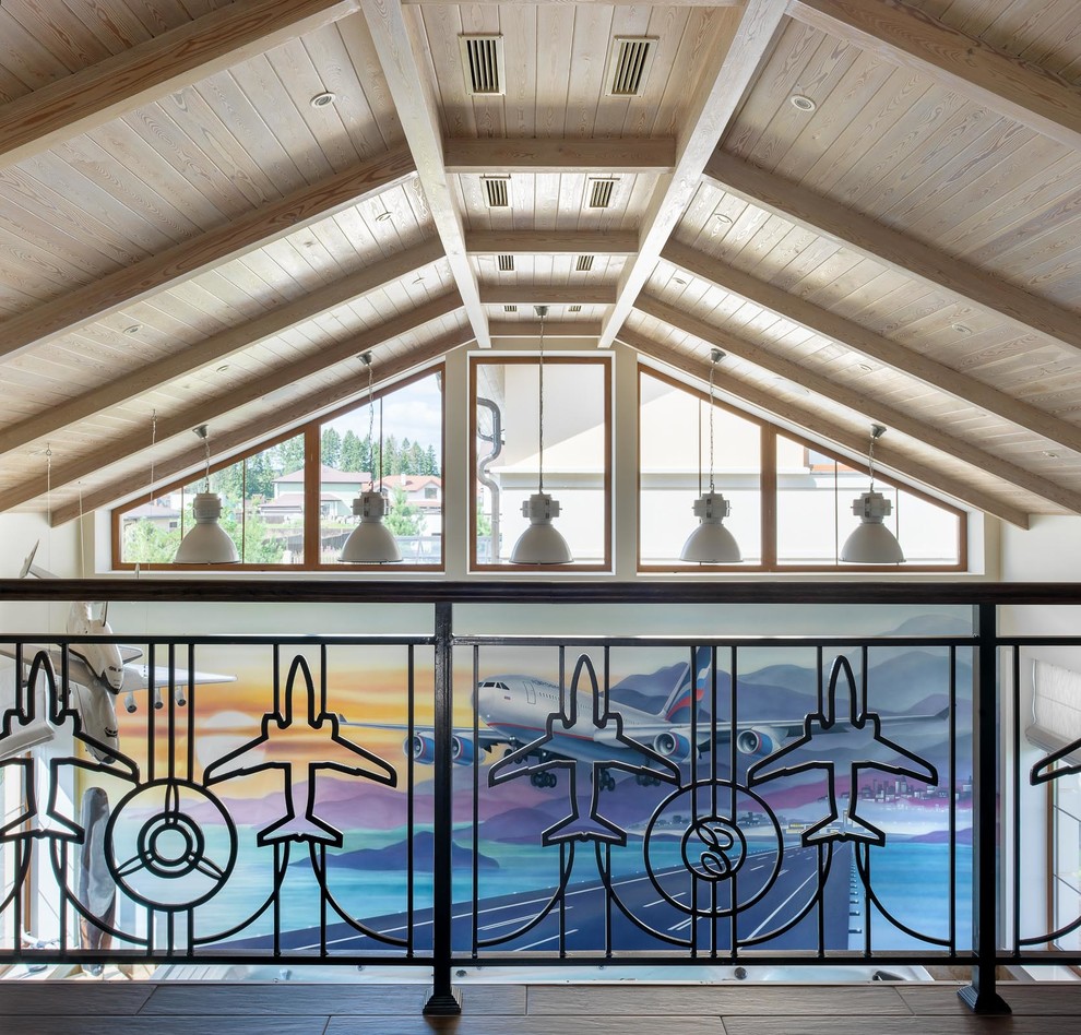 Вид с балкона на зал с бассейном