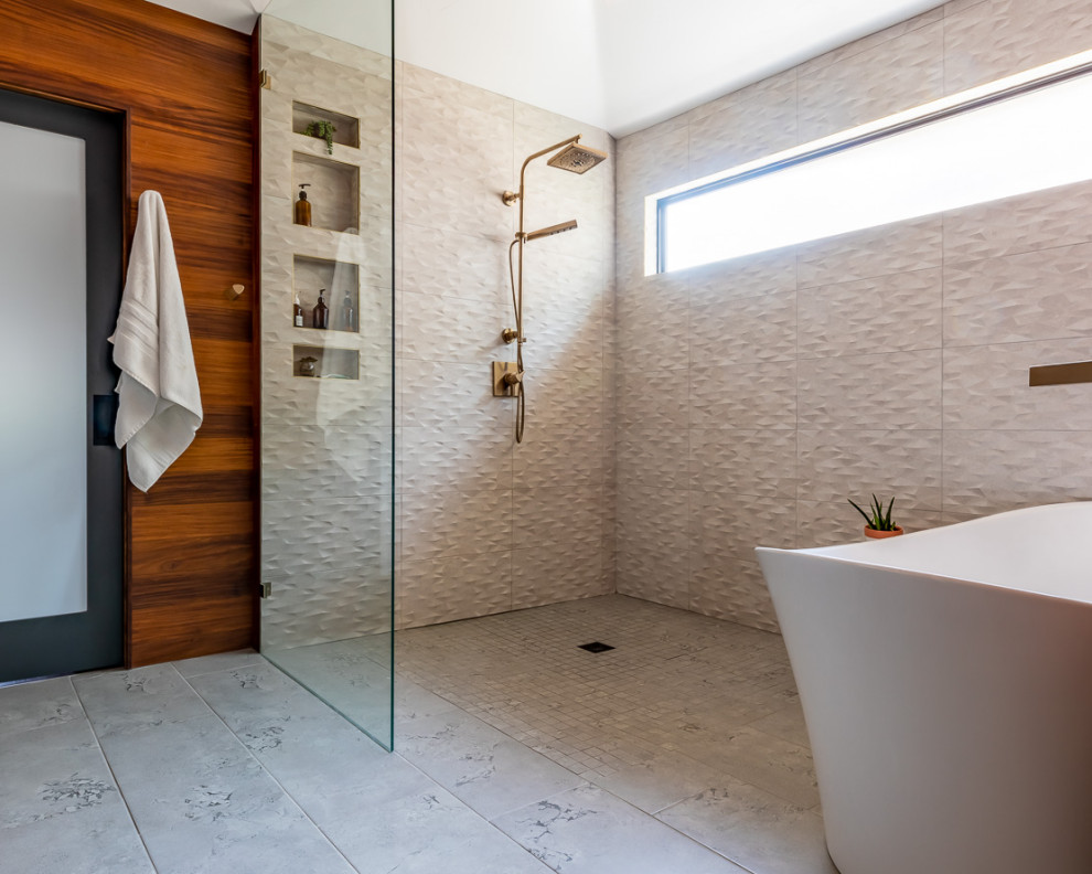 Immagine di una stanza da bagno chic con vasca freestanding, vasca/doccia, piastrelle marroni, top in granito, porta doccia scorrevole, top bianco e due lavabi