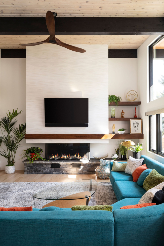 Mid-Century Wohnzimmer mit weißer Wandfarbe, hellem Holzboden, Eckkamin, Kaminumrandung aus Stein, freistehendem TV, Holzdecke und Tapetenwänden in Denver