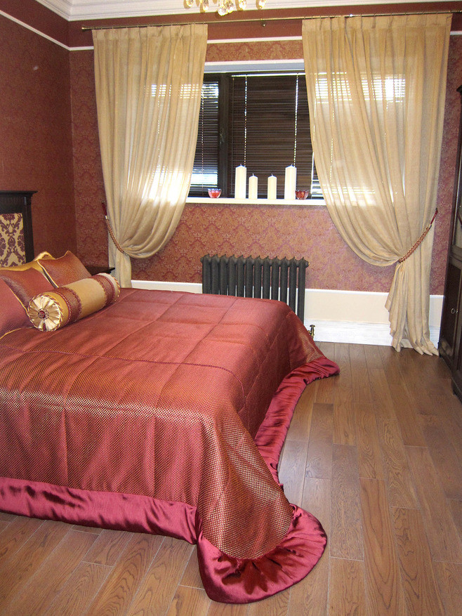 Спальня в красных тонах