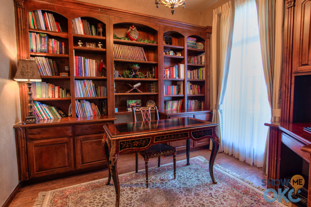 Design ideas for a traditional home office in Oklahoma City.