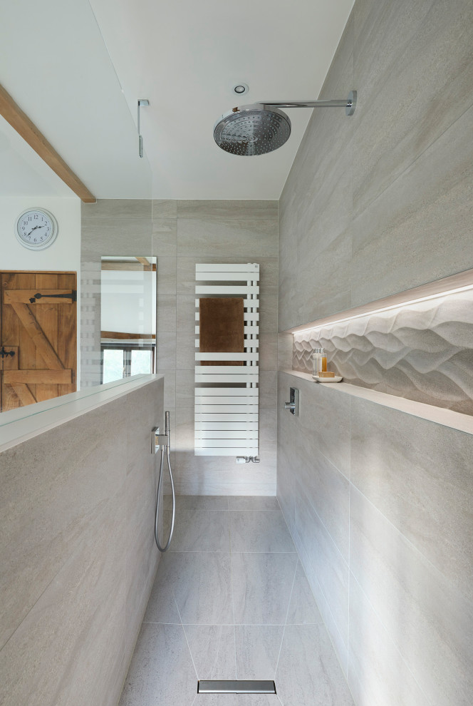 Свежая идея для дизайна: большая главная, серо-белая ванная комната в стиле модернизм с плоскими фасадами, темными деревянными фасадами, отдельно стоящей ванной, открытым душем, инсталляцией, серой плиткой, керамогранитной плиткой, серыми стенами, полом из керамогранита, подвесной раковиной, столешницей из кварцита, серым полом, открытым душем, белой столешницей, подвесной тумбой и балками на потолке - отличное фото интерьера