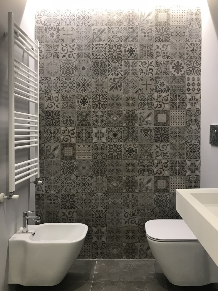 Idee per una grande stanza da bagno padronale contemporanea con nessun'anta, ante bianche, doccia alcova, WC sospeso, piastrelle grigie, piastrelle in gres porcellanato, pareti grigie, pavimento in gres porcellanato, lavabo rettangolare, pavimento grigio e porta doccia a battente