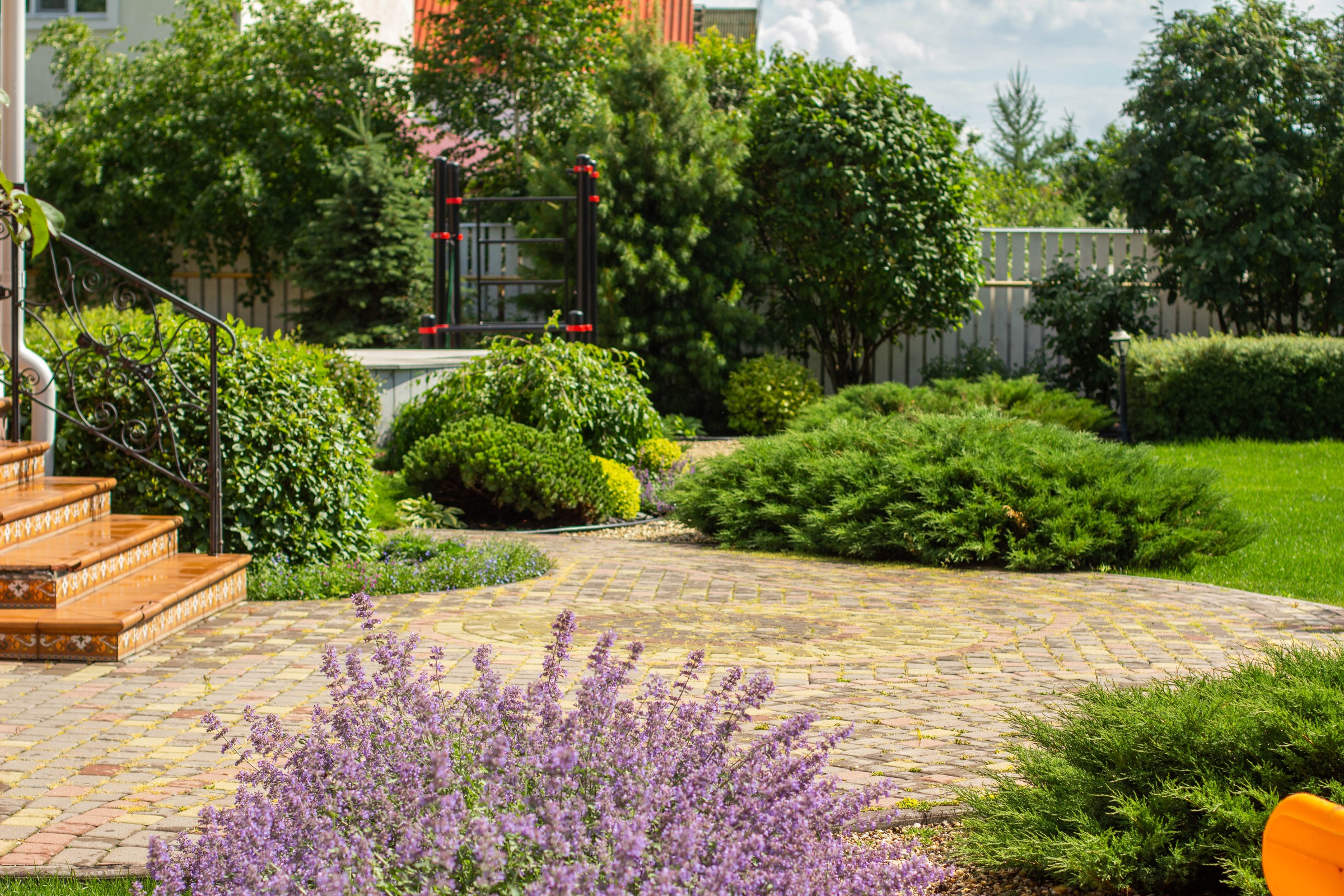 Сад с зеленой крышей