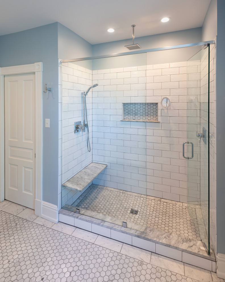 Свежая идея для дизайна: главная ванная комната среднего размера в классическом стиле с фасадами с утопленной филенкой, белыми фасадами, душем в нише, раздельным унитазом, синей плиткой, керамической плиткой, синими стенами, мраморным полом, врезной раковиной, мраморной столешницей, серым полом, душем с распашными дверями, серой столешницей, сиденьем для душа, тумбой под две раковины и напольной тумбой - отличное фото интерьера