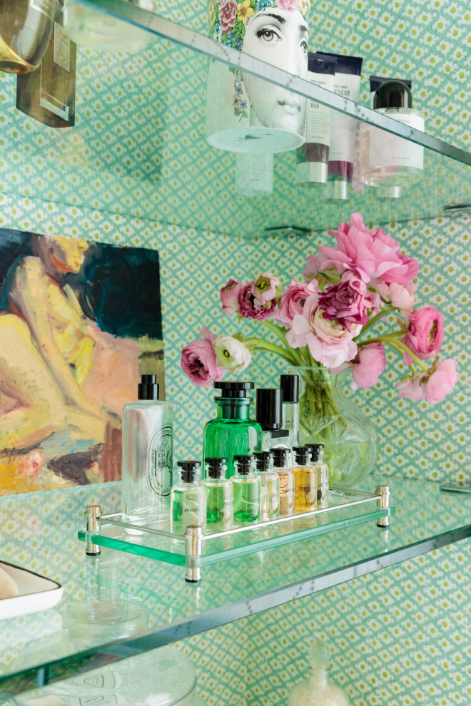 Foto di una stanza da bagno padronale eclettica di medie dimensioni con ante in stile shaker, vasca freestanding, pareti verdi e un lavabo