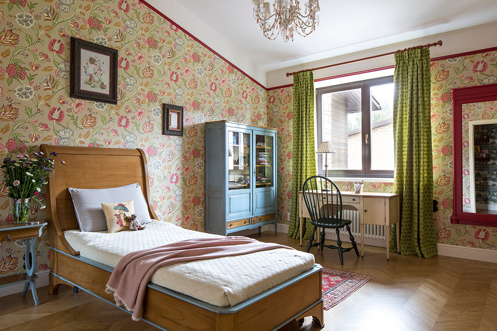 Traditional kids' bedroom in Moscow with light hardwood floors and multi-coloured walls for kids 4-10 years old and girls.
