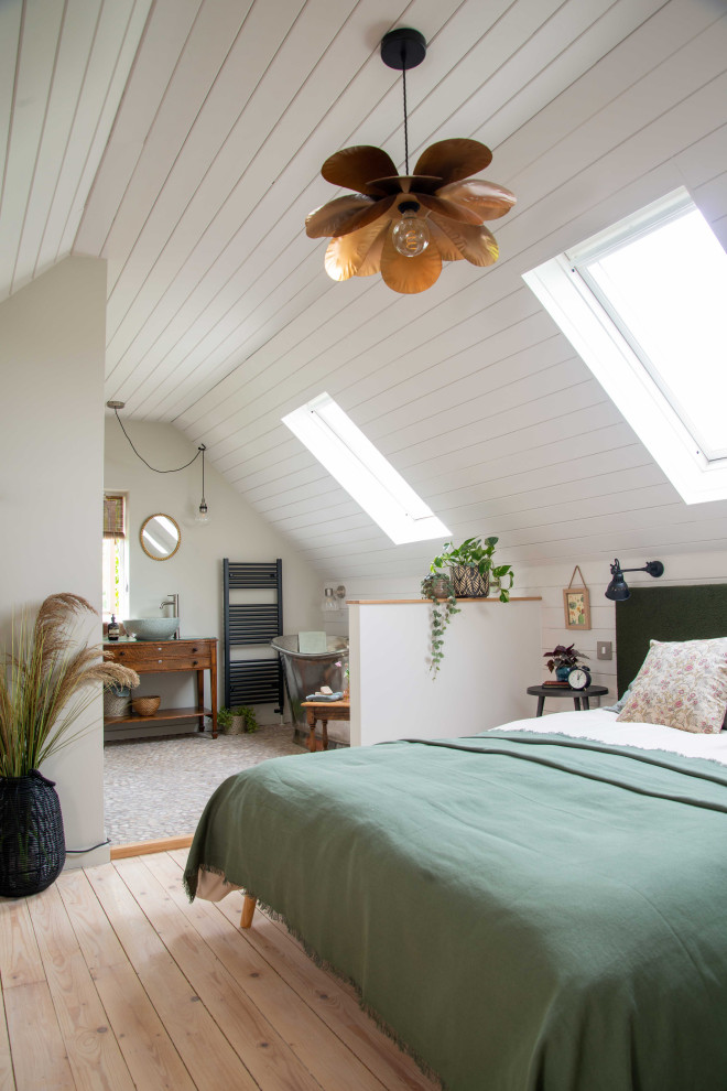 На фото: хозяйская спальня среднего размера на мансарде в скандинавском стиле с светлым паркетным полом, потолком из вагонки и стенами из вагонки с
