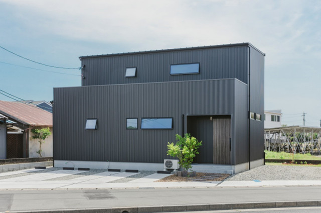 黒ガルバリウムの外壁がカッコいい外観 Industrial House Exterior By 有限会社ワンズホ ム Houzz Ie
